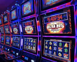 Myanmar ကစားသမားများ Slot Games ကစားနေသောပုံ